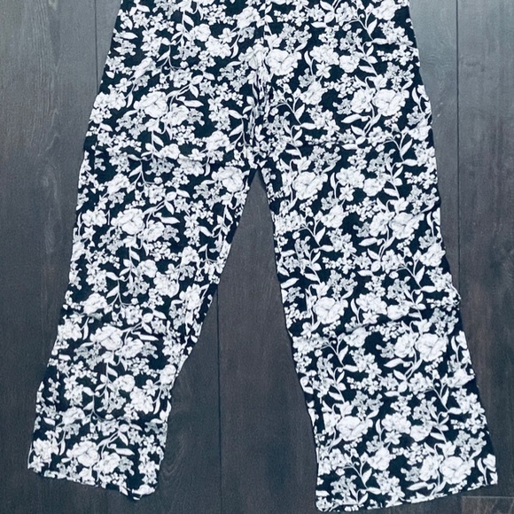 Forever 21 Printed Casual Black and White Jumpsuit - Picture 4 of 8